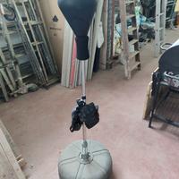 Punching ball ad altezza regolabile con palla dura