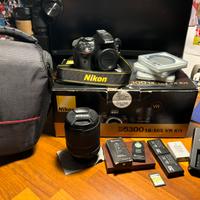 Fotocamera Nikon D5300 con obiettivo e accessori