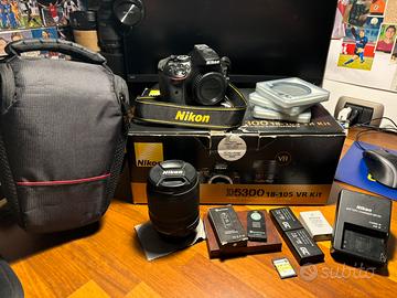 Fotocamera Nikon D5300 con obiettivo e accessori