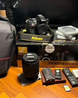 Fotocamera Nikon D5300 con obiettivo e accessori