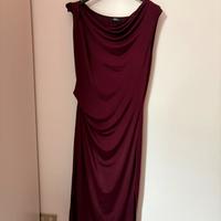 Abito bordeaux, elegante, con spacco di lato