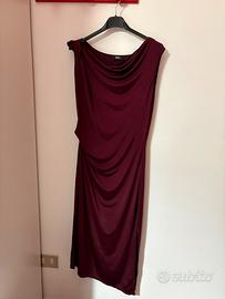 Abito bordeaux, elegante, con spacco di lato