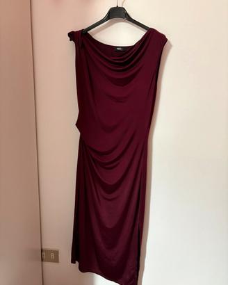 Abito bordeaux, elegante, con spacco di lato