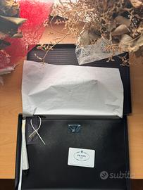 Borsa Prada pochette large