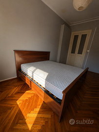 Letto matrimoniale in legno con rete a doghe