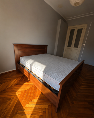 Letto matrimoniale in legno con rete a doghe