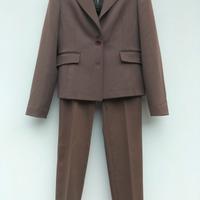 Giacca e pantaloni per donna.