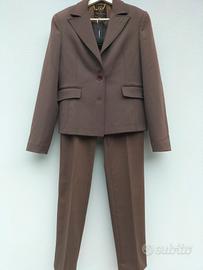 Giacca e pantaloni per donna.