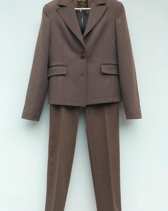 Giacca e pantaloni per donna.