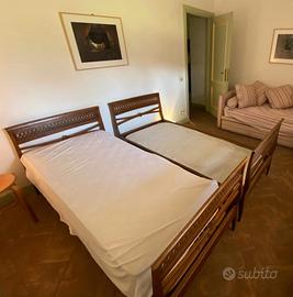 coppia di letti in legno