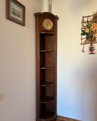 Angoliera libreria con orologio vintage