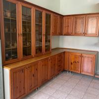 Cucina in legno con vetrinette