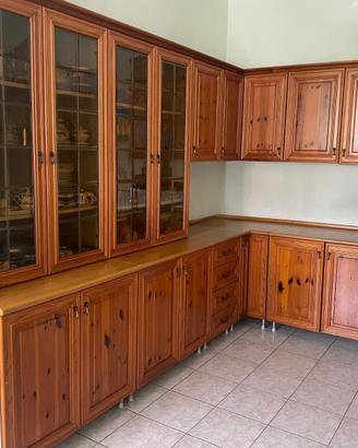 Cucina in legno con vetrinette