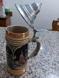 Set di caraffa e 4 boccali d'origine germanica