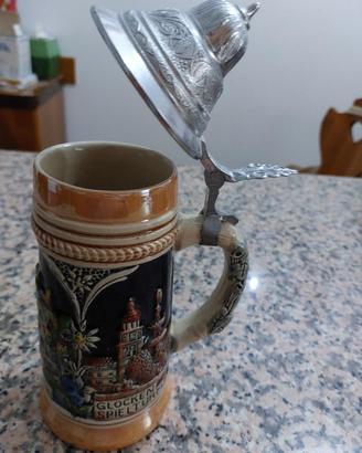 Set di caraffa e 4 boccali d'origine germanica