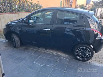 lancia y benzina  hibryd 