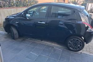 lancia y benzina  hibryd 