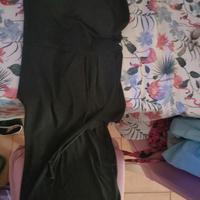 Abito monospalla con spacco e sotto la culotte