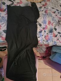Abito monospalla con spacco e sotto la culotte