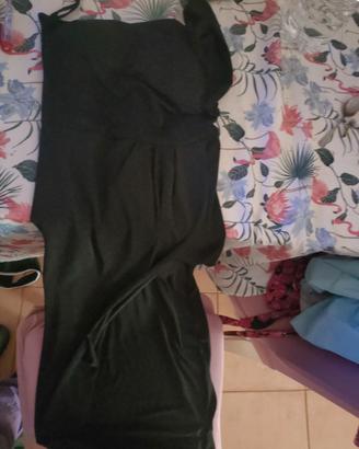 Abito monospalla con spacco e sotto la culotte