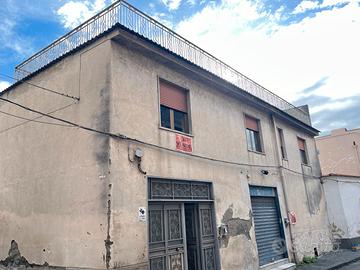 Stabile con appartamento e locale commerciale