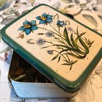 Scatolina in latta con bottoni vintage
