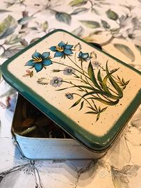 Scatolina in latta con bottoni vintage