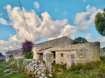 Rustico / Casale di 2527 m² con 4 locali a Ragusa