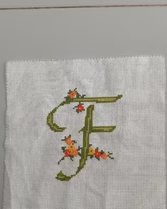 Lettera alfabeto F ricamata a mano punto croce