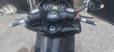 Scooter yamaha t max 530