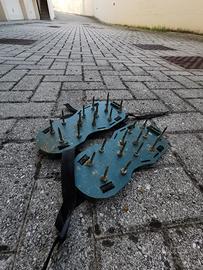 Scarpe chiodate per prato.