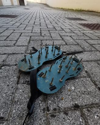 Scarpe chiodate per prato.