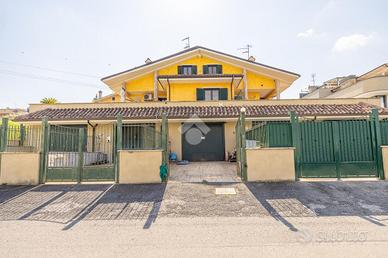 VILLA A SCHIERA D'ANGOLO A GUIDONIA MONTECELIO