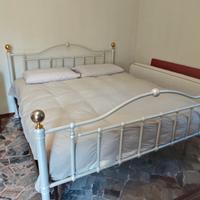 Letto matrimoniale in metallo 