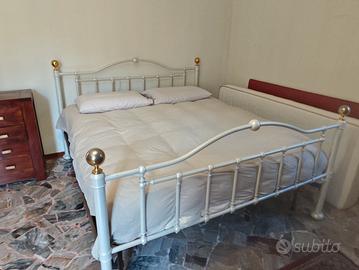 Letto matrimoniale in metallo 