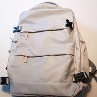 NUOVO Zaino leggero e capiente grigio luce