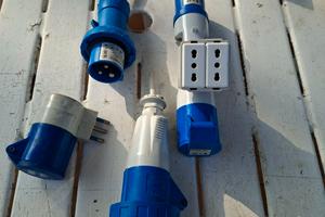 Spine elettriche a norma CEE azzurre