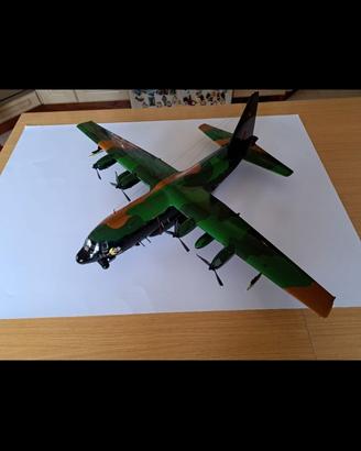 Modellini aerei e mezzi militari. 21 pezzi 