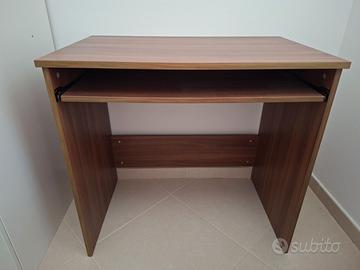 Scrivania IKEA e sedia IKEA