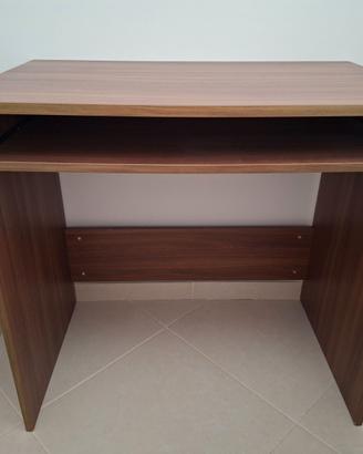Scrivania IKEA e sedia IKEA