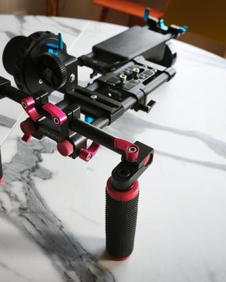 Spallaccio professionale con follow focus