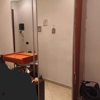 Appendiabiti chiuso con anta a specchiera