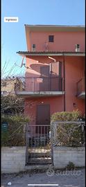 Appartamento su tre livelli in palazzina a schiera
