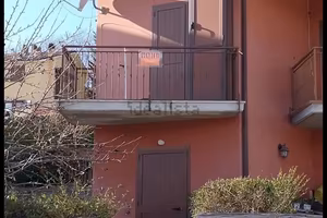 Appartamento su tre livelli in palazzina a schiera