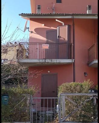 Appartamento su tre livelli in palazzina a schiera