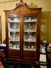 Credenza classica in legno con ante in vetro