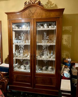 Credenza classica in legno con ante in vetro