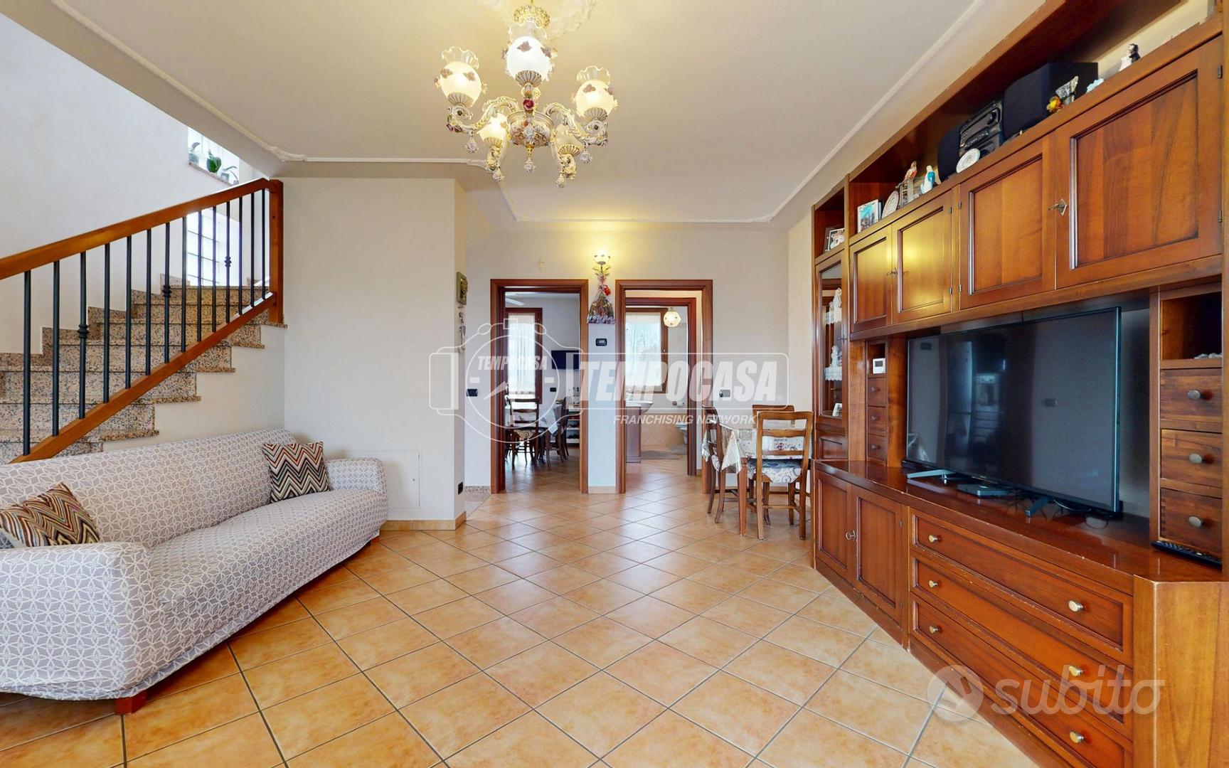 VILLA A SCHIERA DI TESTA CON GIARDINO SU TRE LATI - Vista 6