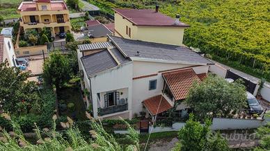 Porzione di bifamiliare con ampio giardino vicino