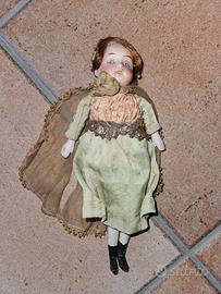 Bambola dell'800 con vestiti dell'epoca e capelli